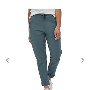💙Patagonia Women’s Organic Cotton Roaming Joggers (small)